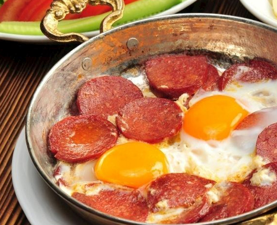 Sucuklu Yumurta
